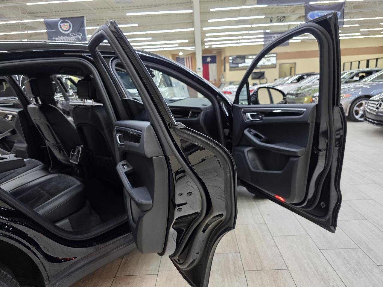 Used 2018 Porsche Macan AWD/4WD image 15