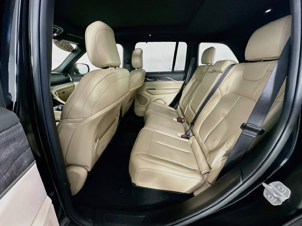 Certified 2024 Jeep Grand Cherokee Limited w/ Luxury Tech Group II AWD/4WD image 37
