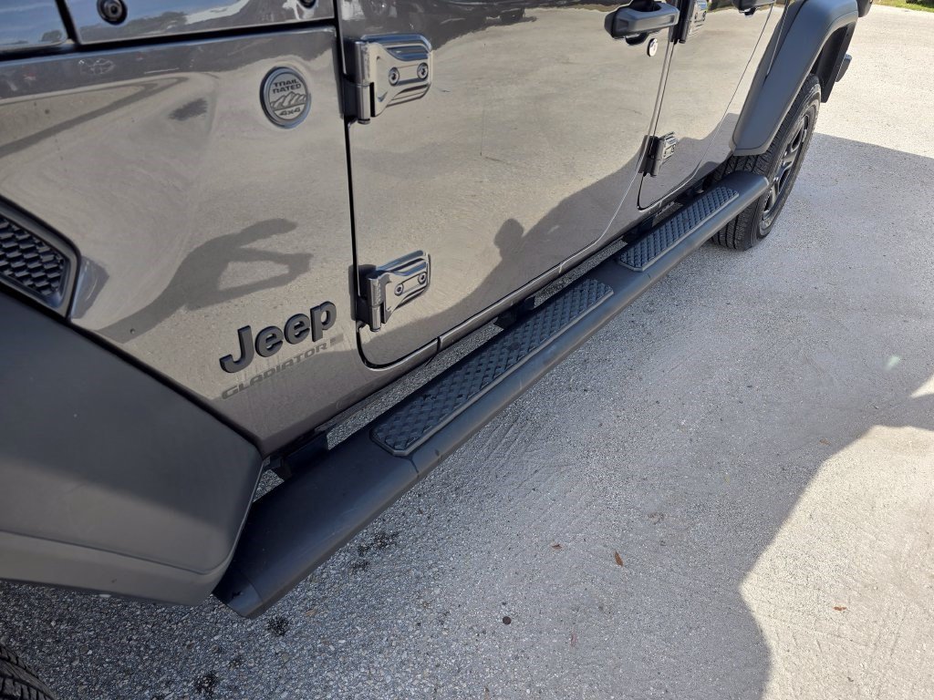 Used 2025 Jeep Gladiator Sport AWD/4WD image 11