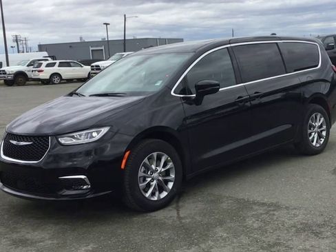 New 2026 Chrysler Pacifica Select image 4