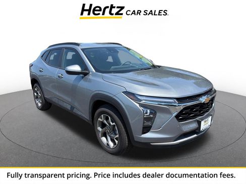 Used 2025 Chevrolet Trax LT FWD image 1
