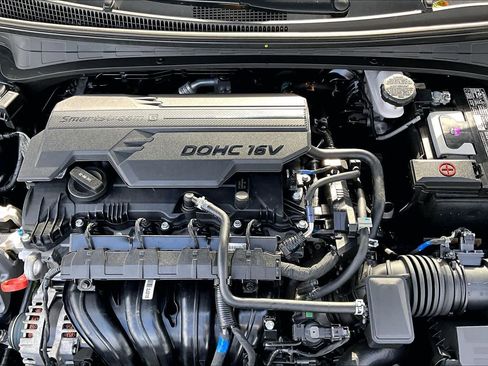 Used 2022 Hyundai Elantra Limited w/ Preferred Accessory Package image 32