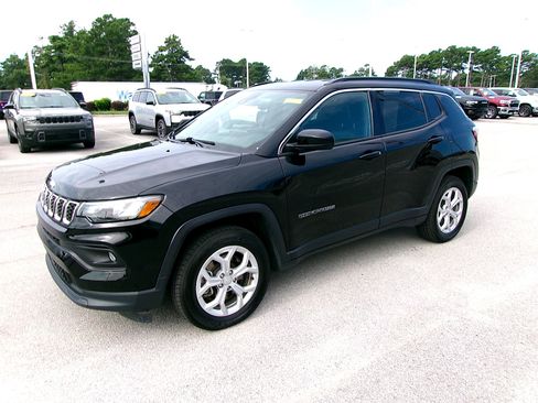 Used 2024 Jeep Compass Latitude AWD/4WD image 2