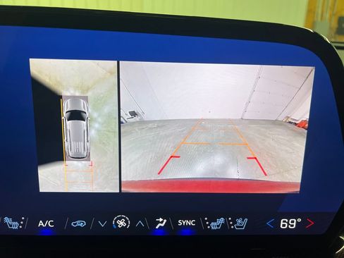 Certified 2024 Chevrolet Traverse RS w/ LPO, Floor Liner Package AWD/4WD image 25