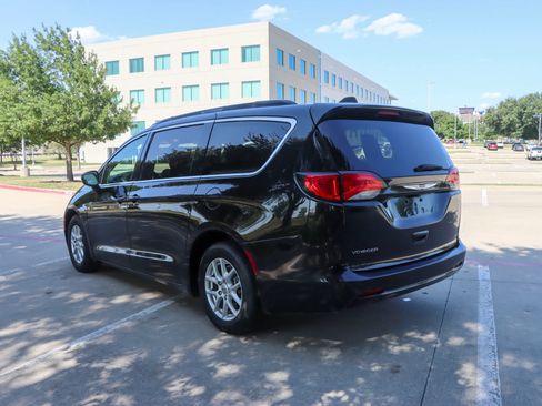 Used 2021 Chrysler Voyager Lxi FWD image 5