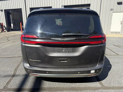 Used 2021 Chrysler Pacifica Touring-L FWD image 3