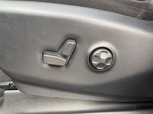 Used 2025 Chrysler Pacifica Limited FWD image 14