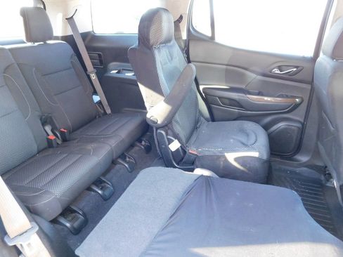 Used 2021 GMC Acadia SLE w/ Driver Convenience Package image 4