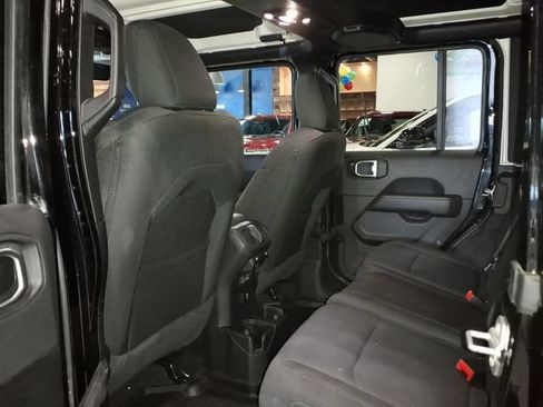 Used 2022 Jeep Wrangler Unlimited Sahara w/ Dual Top Group AWD/4WD image 18