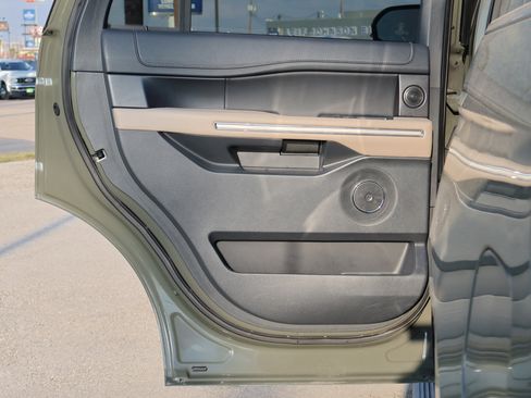 Used 2024 Ford Expedition Limited image 29