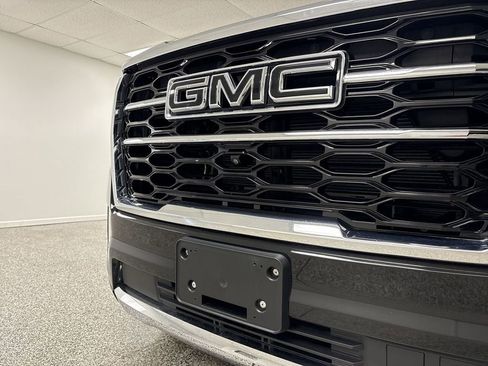 Used 2024 GMC Yukon SLT w/ SLT Luxury Package image 21
