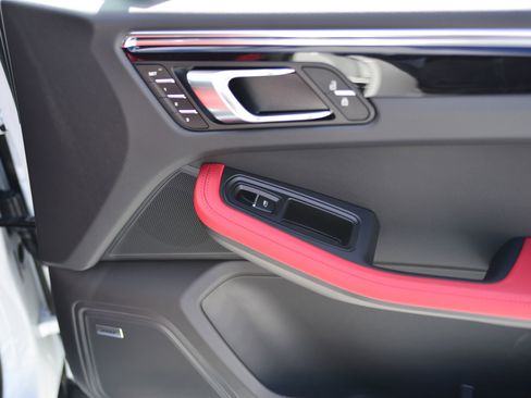 Used 2026 Porsche Macan image 12