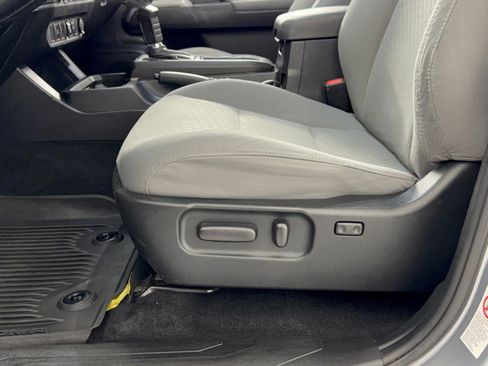 Used 2020 Toyota Tacoma SR5 AWD/4WD image 16