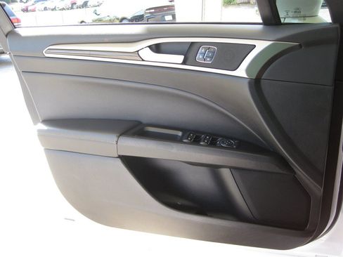 Used 2018 Ford Fusion SE w/ Fusion SE Technology Package FWD image 10