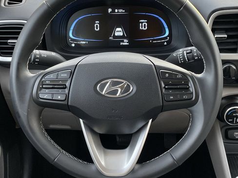 Used 2025 Hyundai Venue SEL image 12