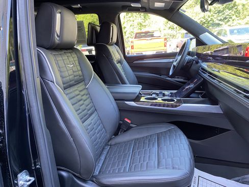 Used 2025 Cadillac Escalade Sport Platinum w/ LPO, Floor Liner Package AWD/4WD image 37