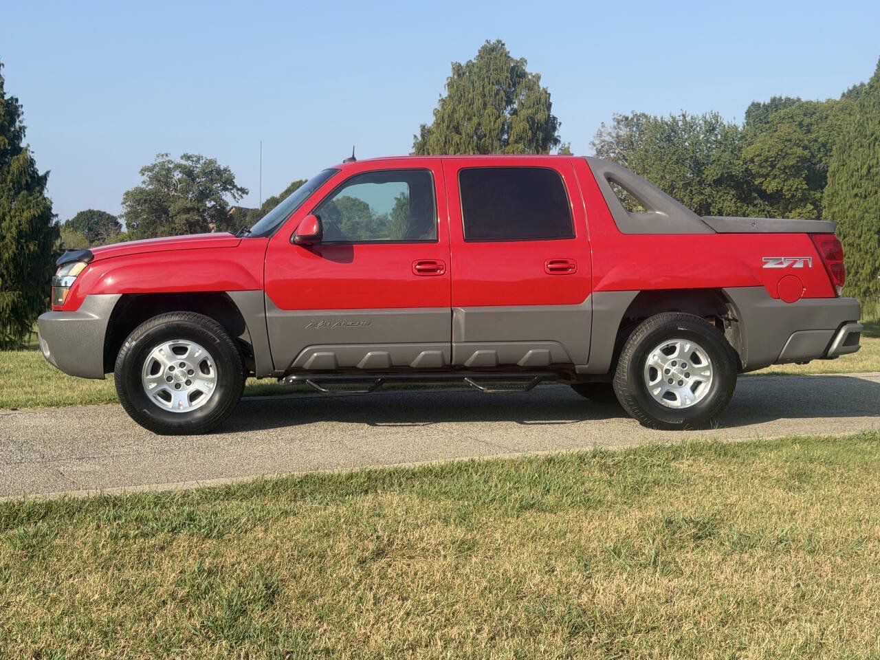 Used 2002 Chevrolet Avalanche 4x4 w/ Off-Road Suspension Pkg image 2