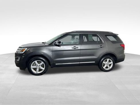 Used 2017 Ford Explorer XLT w/ Equipment Group 202A AWD/4WD image 3