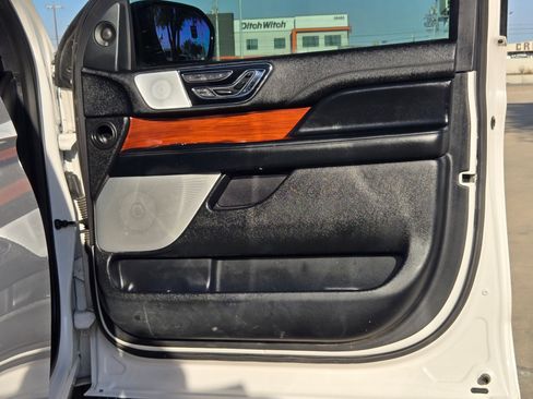 Used 2019 Lincoln Navigator Reserve image 30