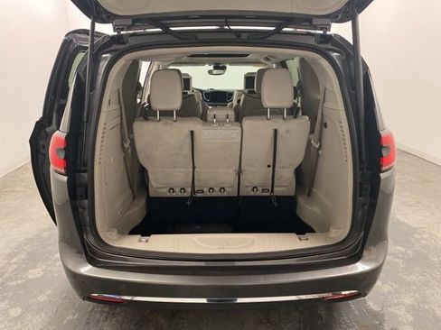 Used 2021 Chrysler Pacifica Limited w/ Uconnect Theater Family Group image 33