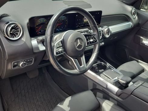 Used 2023 Mercedes-Benz GLB 250 4MATIC w/ Premium Package image 14