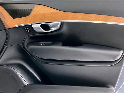 Used 2024 Volvo XC90 B6 Plus image 23