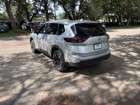 Used 2025 Nissan Rogue SV FWD image 17