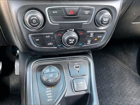 Used 2019 Jeep Compass Trailhawk w/ Leather Interior Group AWD/4WD image 16