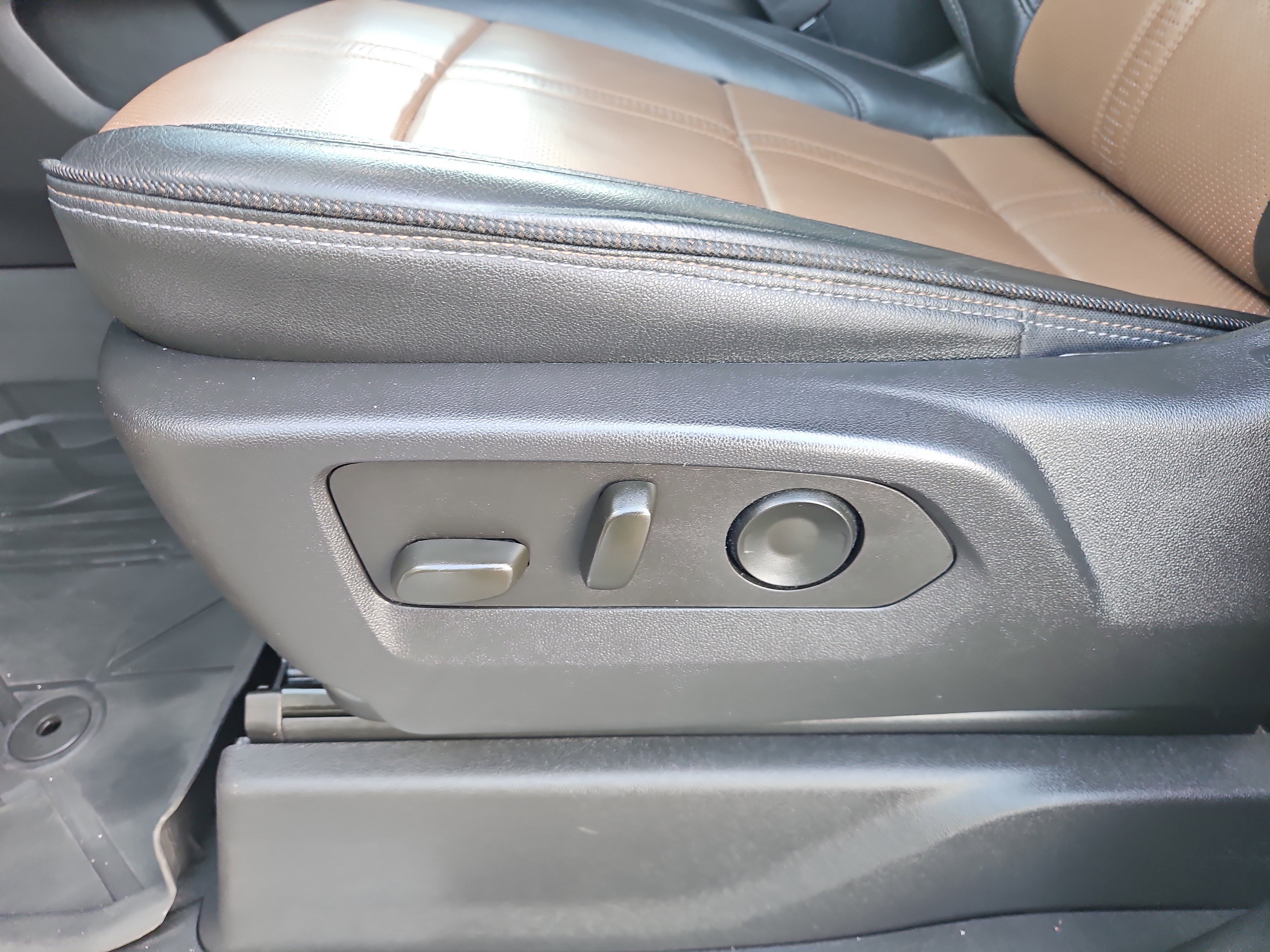 Certified 2023 Chevrolet Silverado 1500 High Country w/ High Country Premium Package AWD/4WD image 16