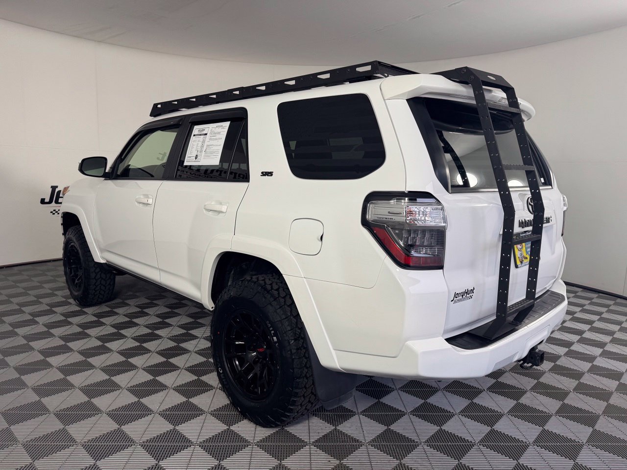 Used 2021 Toyota 4Runner SR5 AWD/4WD image 8