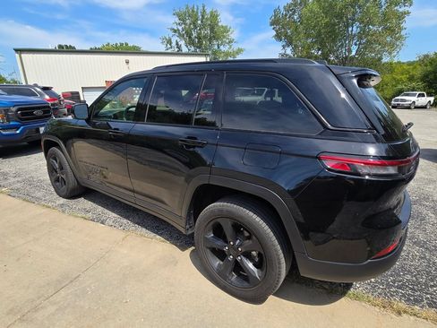 Used 2024 Jeep Grand Cherokee Limited w/ Black Appearance Package AWD/4WD image 4