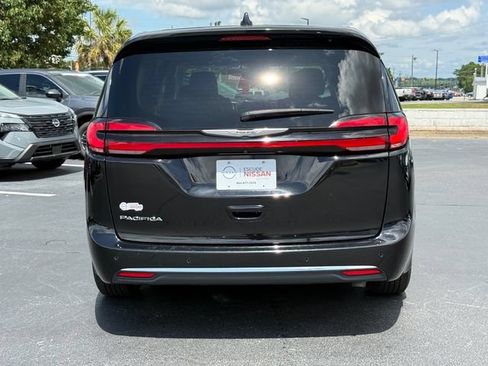 Used 2024 Chrysler Pacifica Touring-L FWD image 4