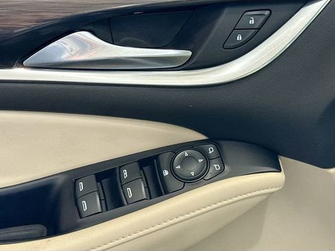 Used 2020 Buick Enclave Essence image 18