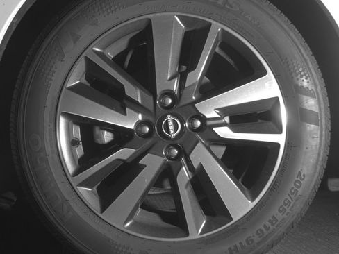 Used 2025 Nissan Versa SV image 12