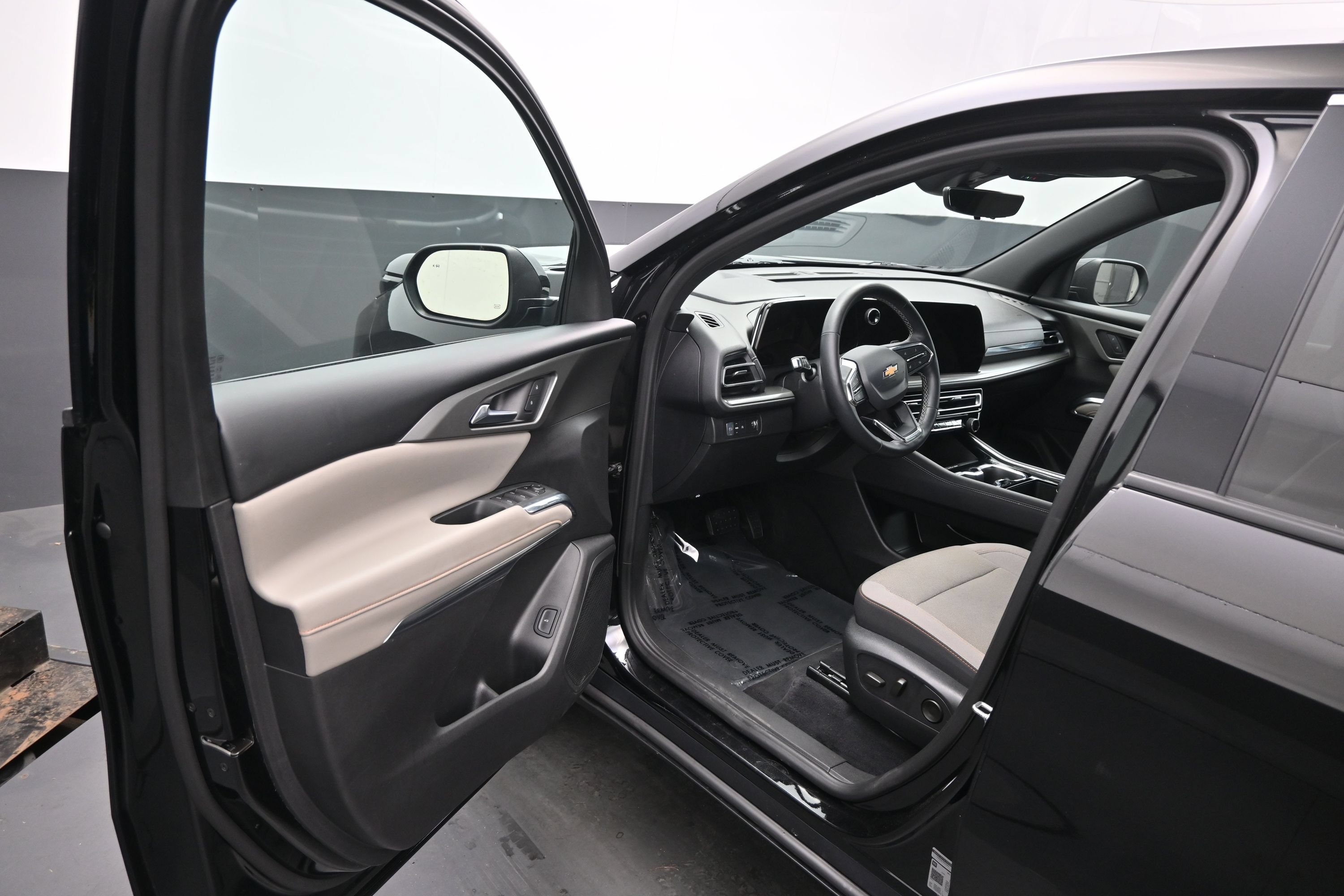 Used 2026 Chevrolet Traverse LT w/ Driver Confidence Package FWD image 18