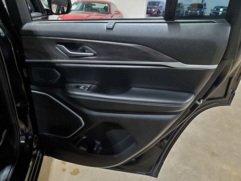 Used 2023 Jeep Grand Cherokee Limited w/ Luxury Tech Group II image 22