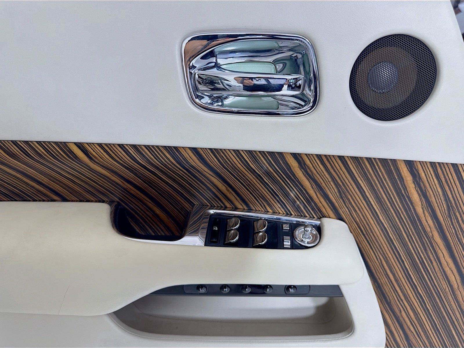 Used 2016 Rolls-Royce Dawn RWD image 16