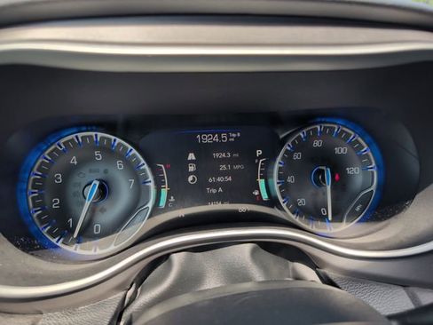 Used 2025 Chrysler Pacifica Select FWD image 18