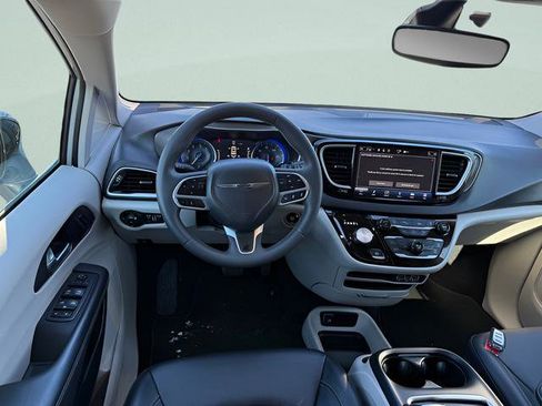 Used 2024 Chrysler Pacifica Touring-L FWD image 7