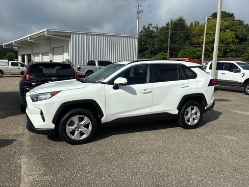 Used 2019 Toyota RAV4 XLE w/ Convenience Package FWD image 2