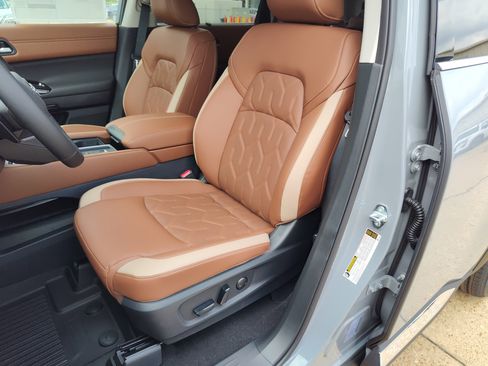 New 2026 Nissan Pathfinder Platinum FWD image 7