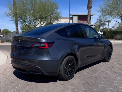 Used 2021 Tesla Model Y Long Range image 3