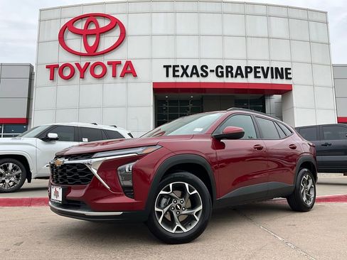 Used 2025 Chevrolet Trax LT image 2