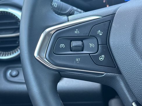 Used 2026 Chevrolet Trax ACTIV w/ Sunroof Package FWD image 32