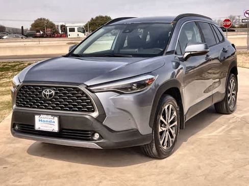 Used 2022 Toyota Corolla Cross XLE image 2