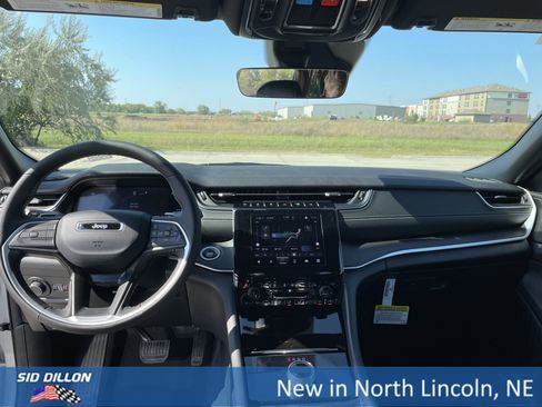 New 2025 Jeep Grand Cherokee Altitude image 11