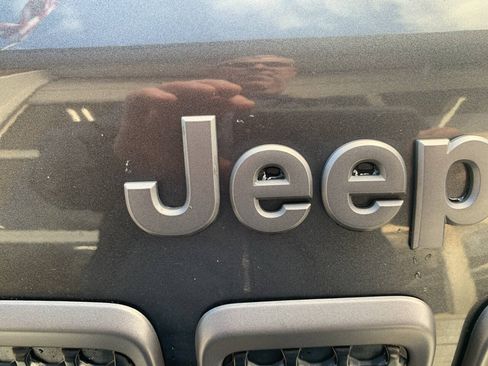 Used 2020 Jeep Cherokee Trailhawk AWD/4WD image 20