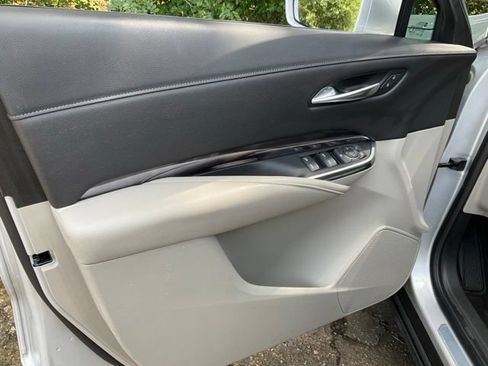 Used 2019 Cadillac XT4 Luxury w/ Cold Weather Package FWD image 7