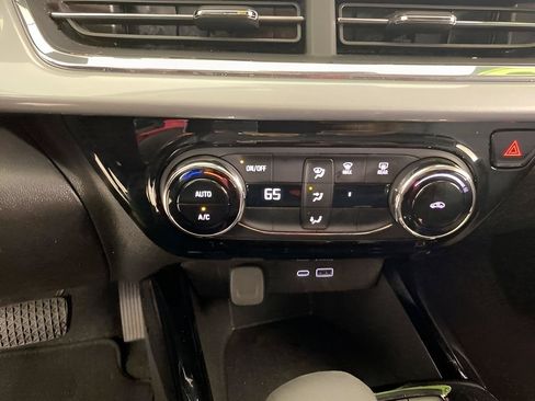 Used 2025 Chevrolet Trax LT FWD image 46