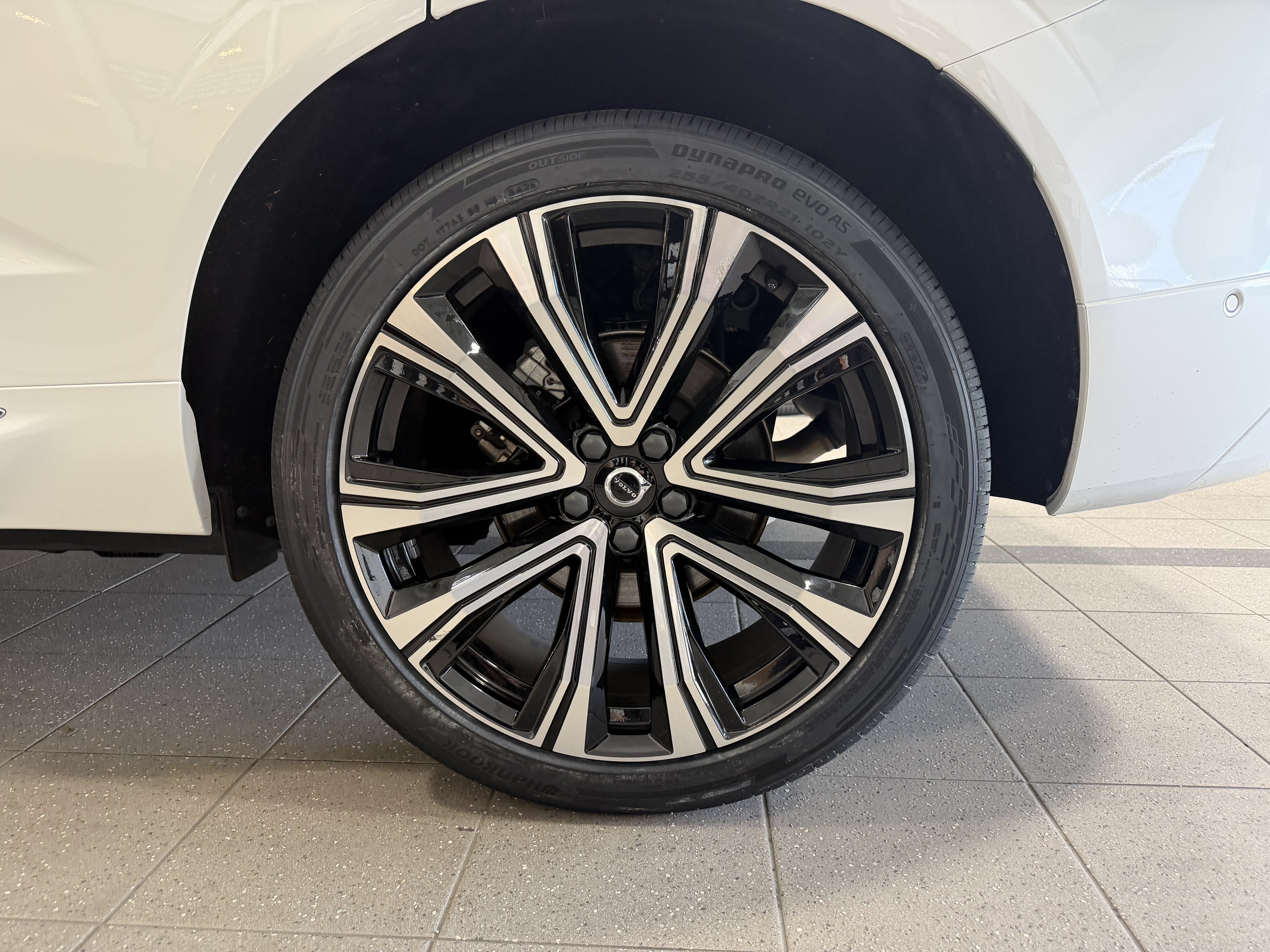 Used 2023 Volvo XC60 B5 Ultimate w/ Climate Package FWD image 5